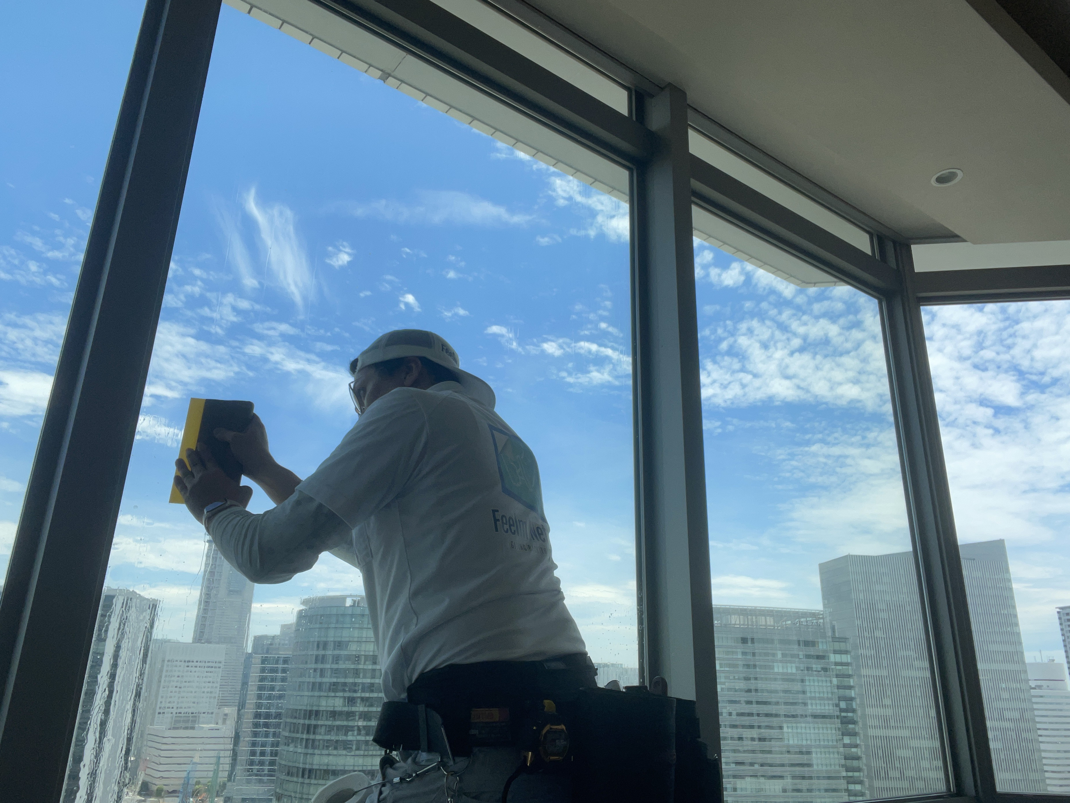 遮熱フィルム施工作業風景